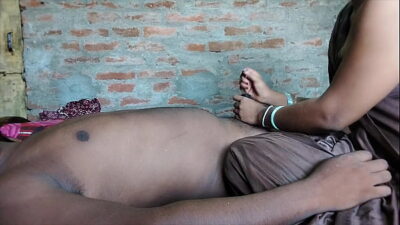 Desi Bhabhi – Saree Ke Pallu Mein Chhupi Jawaani Ki Aag!