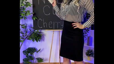 NYLON CLUB – SEXY MATURE IN SHEER BROWN PANTYHOSE