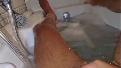 AMATORIALE | INVITO IL MIO FIGLIASTRO A CASA E LUI SI SEGA NELLA MIA VASCA DA BAGNO MOSTRANDOMI IL SUO GROSSO CAZZO – MATRIGNA SPIA FIGLIASTRO