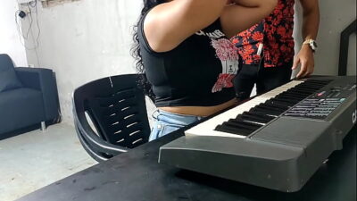 Profesor de teclado castiga a su joven alumna por ser indisciplinada