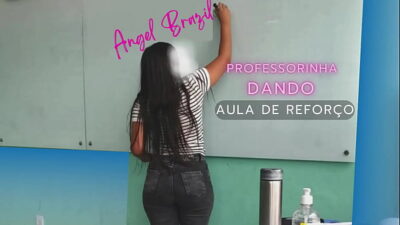 PROFESSORA NOVINHA DANDO PRA ALUNO DA ROLA GROSSA, ALUNO METENDO NA PROFESSORINHA DA BUNDA GRANDE.